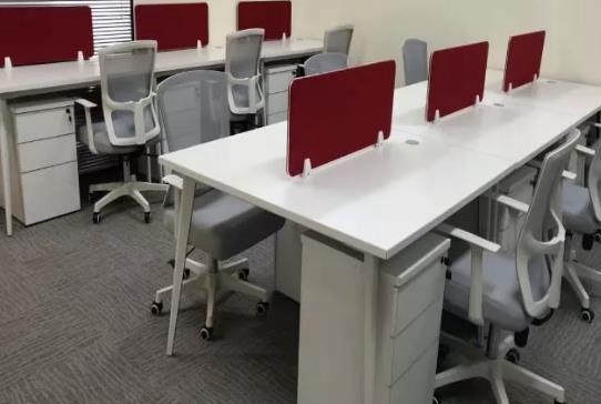 青島健康管理有限公司定做職員桌辦公屏風桌